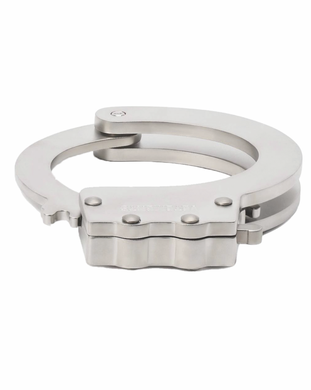 Стилизованный под наручники браслет из латуни, покрытый серебром