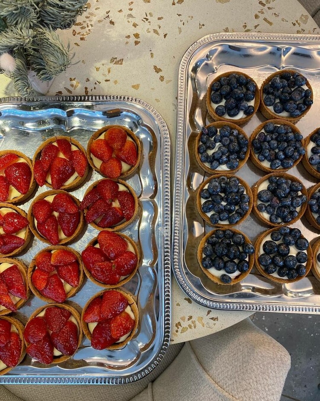 Тарталетки с сырным кремом и голубикой и заварным кремом и клубникой