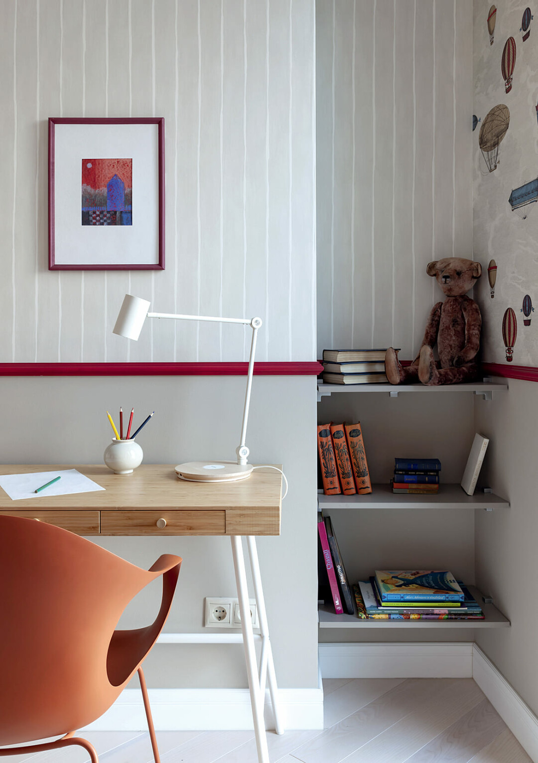 Детская комната в пастельных тонах, но с яркими цветовыми акцентами