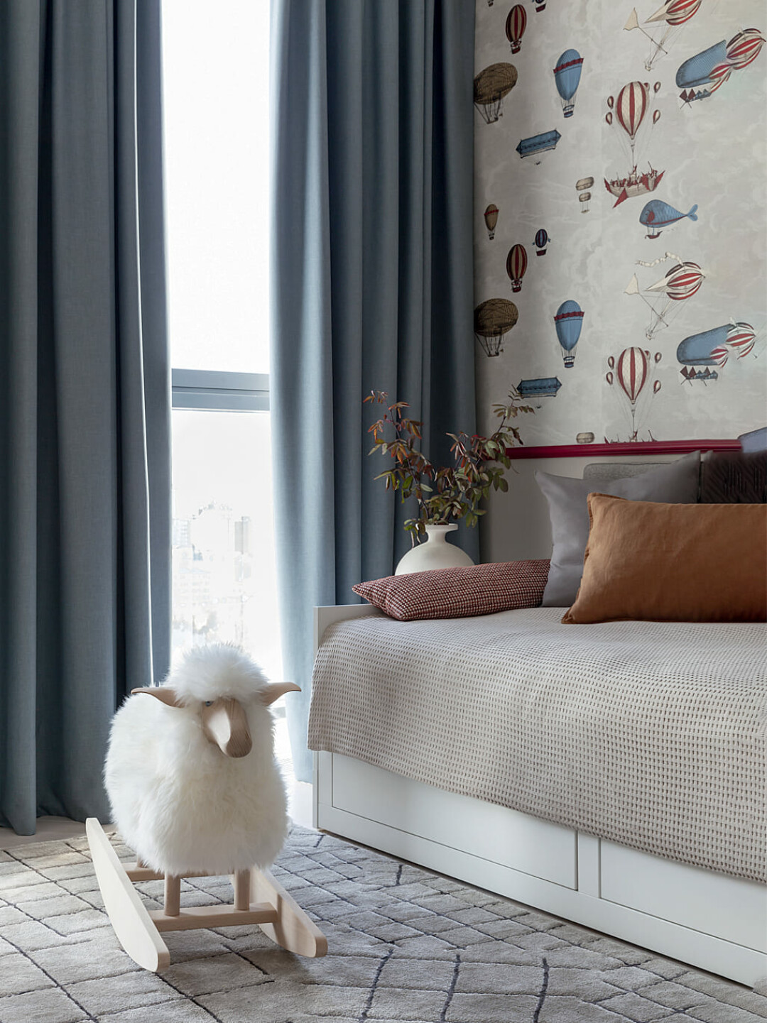 В детской – дизайнерские обои Macchine volanti, Fornasetti фабрики Cole & Son от Ambiente Decor