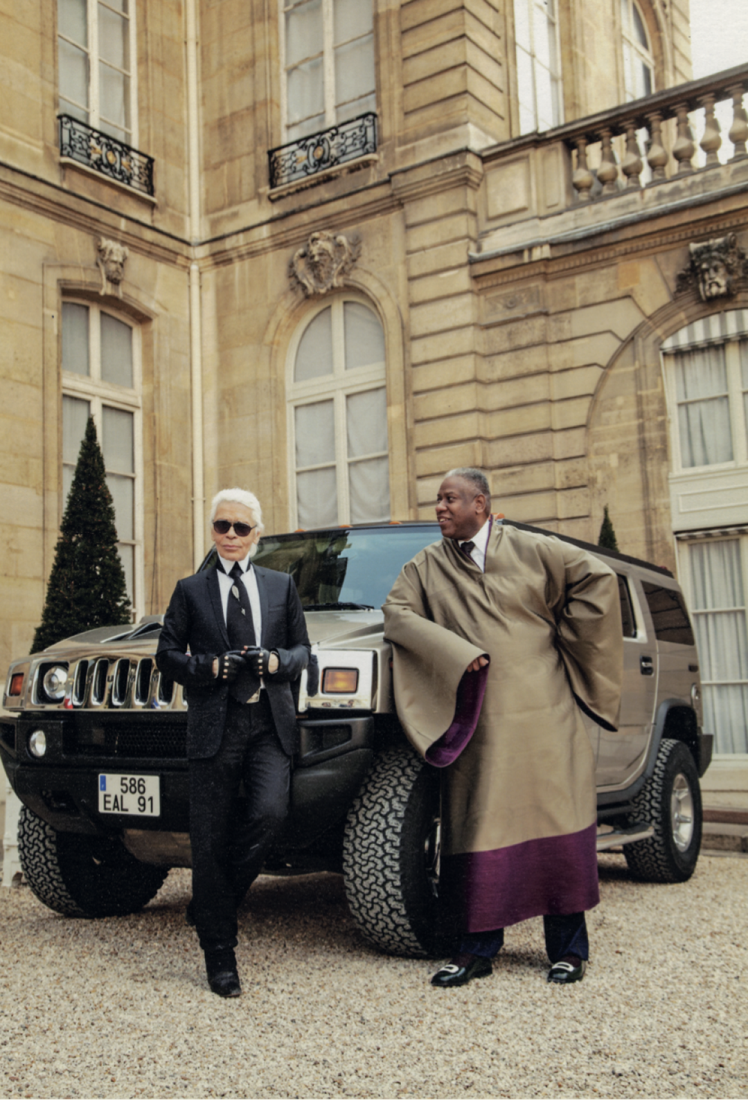 Карл Лагерфельд и Андре Леон Телли во дворе Елисейского дворца на церемонии вручения ордена Почетного Легиона Анне Винтур, 2011 год