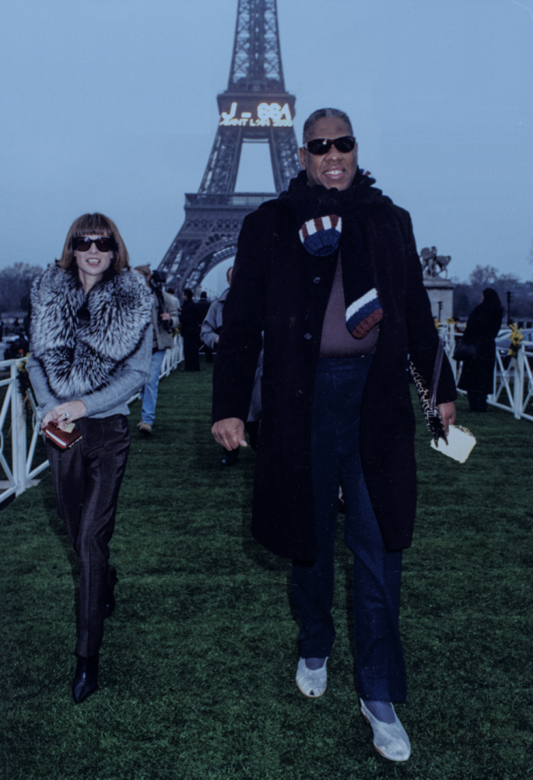 Андре Леон Телли и Анна Винтур по дороге на показы коллекций прет-а-порте в Париже в 2000 году