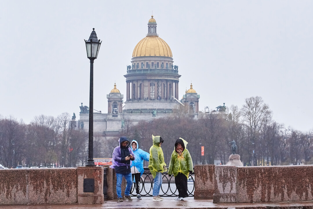Погода в питере сейчас видео. СПБ зимой. Петербург днем. Туристы в Санкт-Петербурге в дождь.