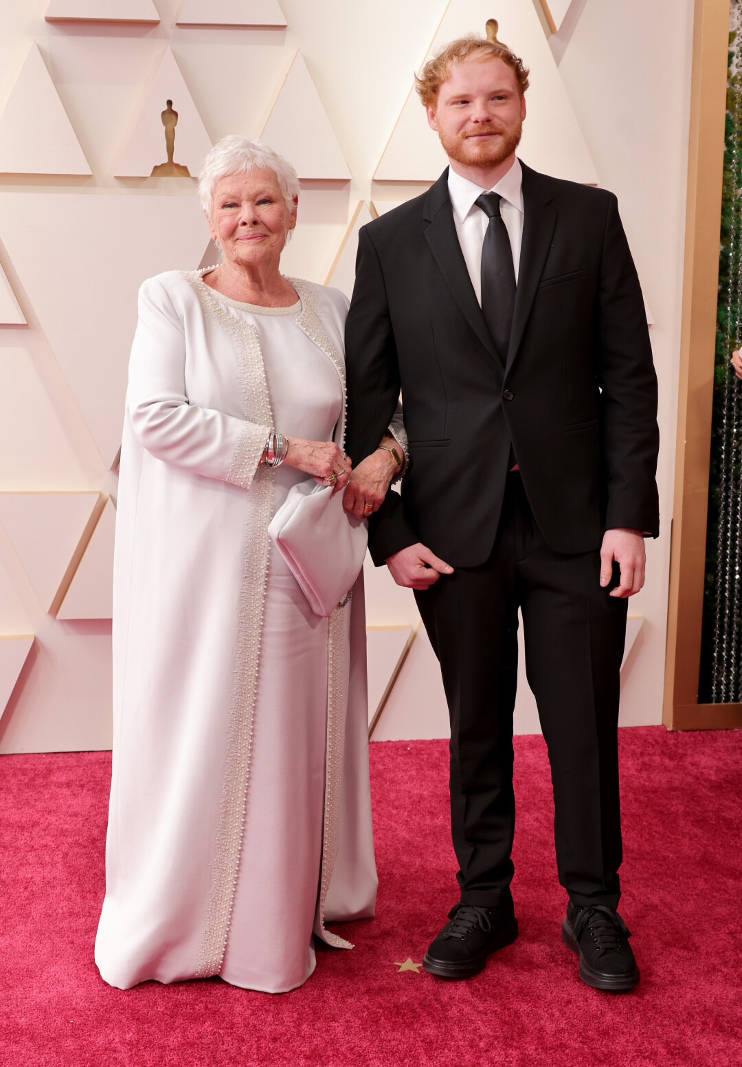 Джуди Денч в Dolce & Gabbana с внуком