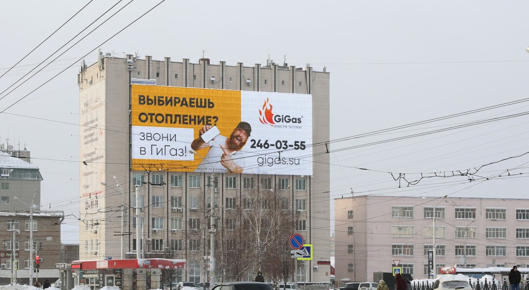 Наружная реклама привлекает внимание большого количества людей, а самое главное – к ней относятся практически без негатива. На фото – медиафасад