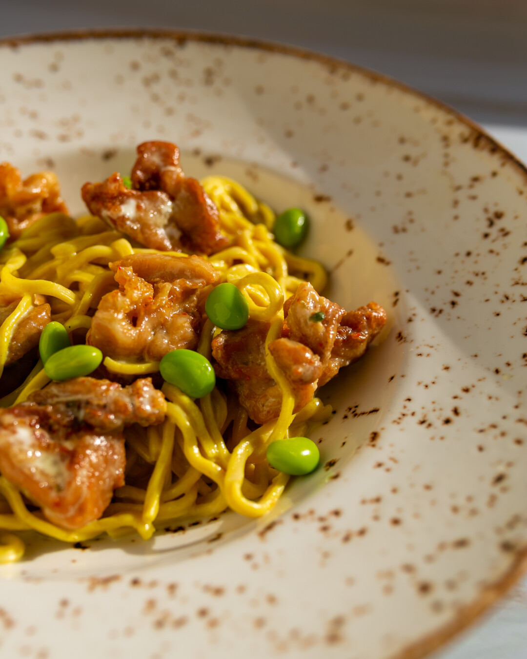 Яичная лапша с курицей в сливочном соусе