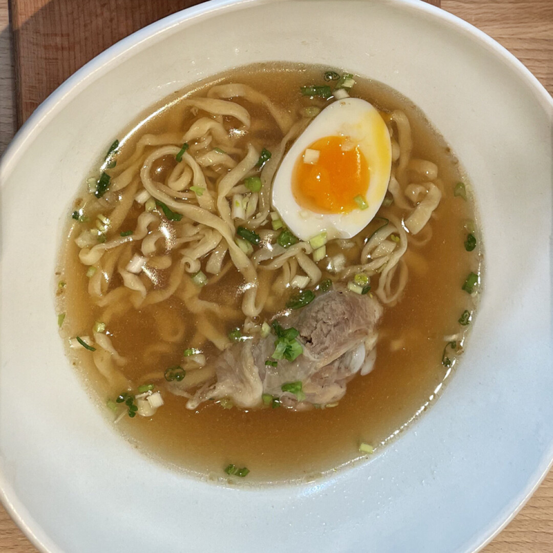 Тянутая лапша, куриный бульон, курица конфи, яйцо, хворост и куриный майонез