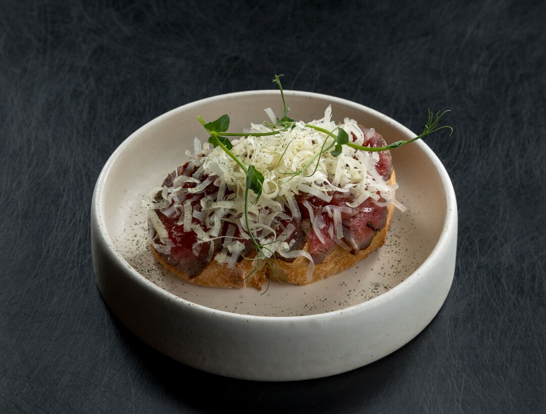 Брускетта с карпаччо из меню деловых обедов