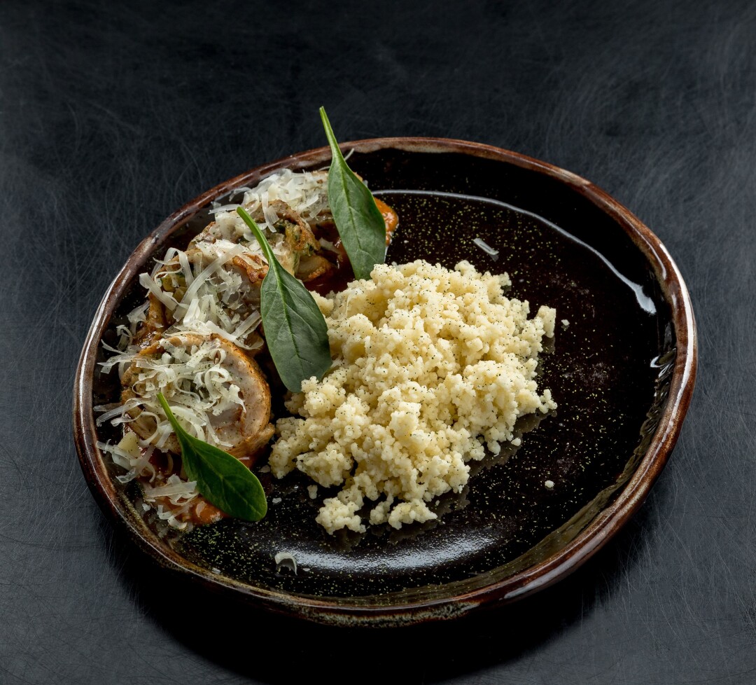 Куриный рулет с кускусом из меню деловых обедов