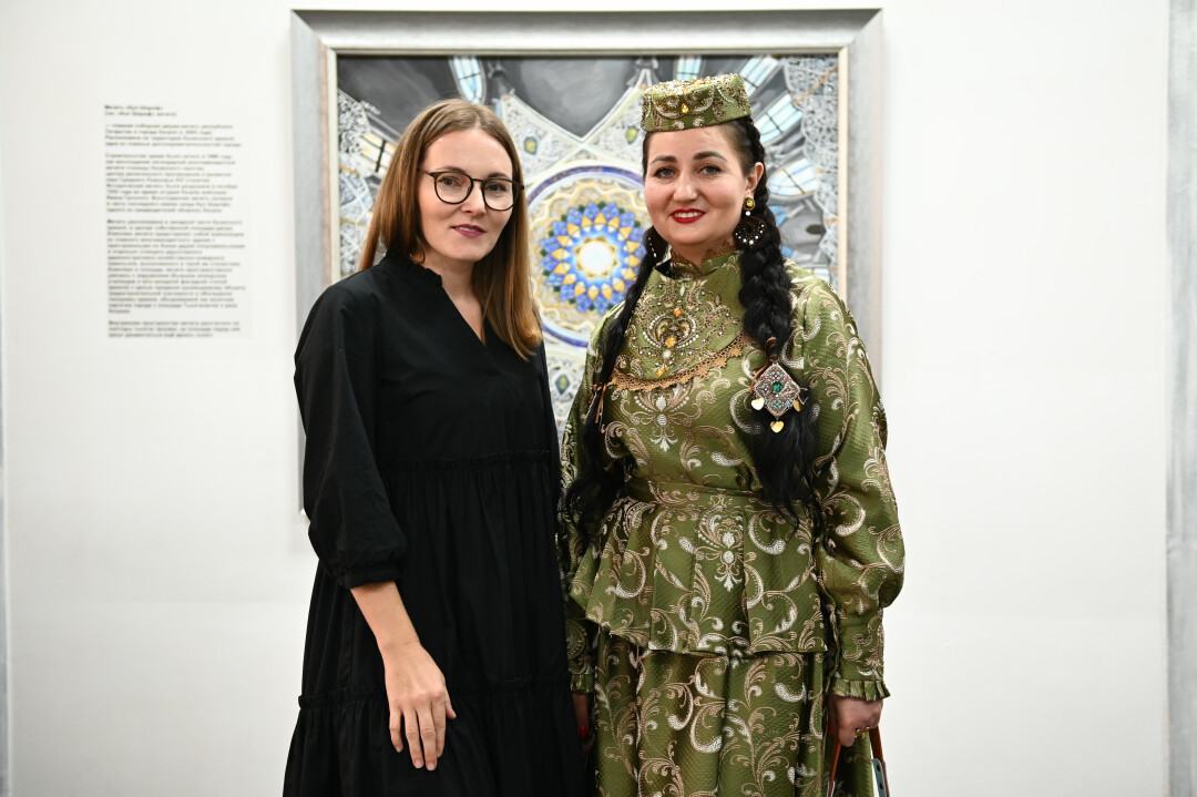 Ксения Гаранина, директор и владелица арт-галереи «Форт», и Илгизя Шарафиева в национальном татарском костюм