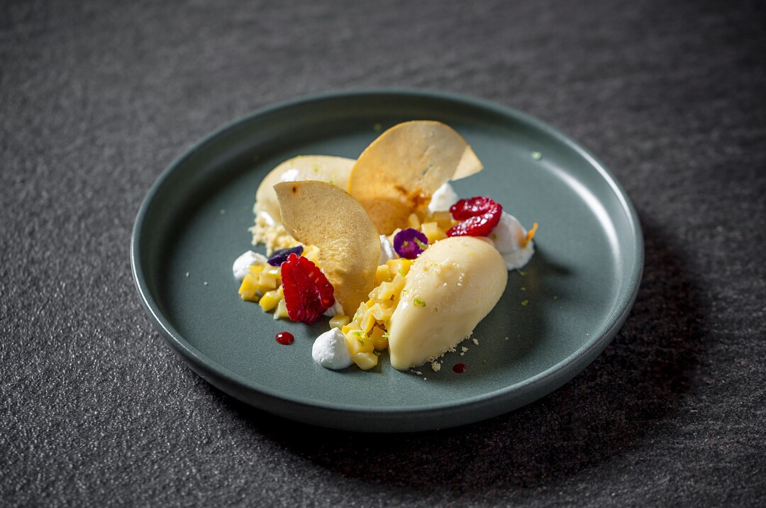 Айва в трех текстурах - сорбет, конфи и чипсы, с печеньем Сабле, ягодами малины и сливочным кремом