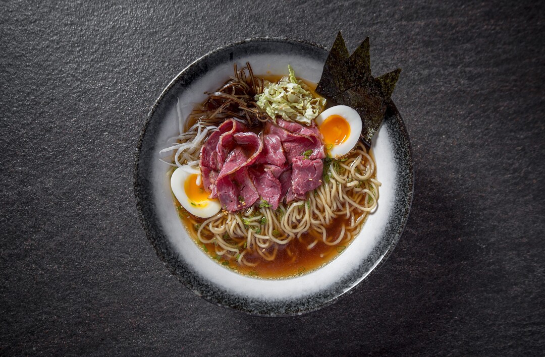 Рамен с мраморной говядиной, подается с пекинской капустой, двумя видами морских водорослей и зеленым луком