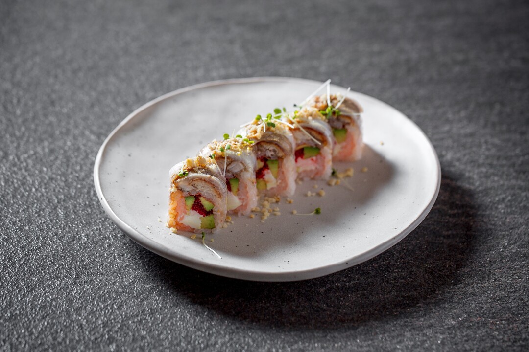 Ролл с опаленным сибасом и угрем, соусом Майо и кедровыми орехами