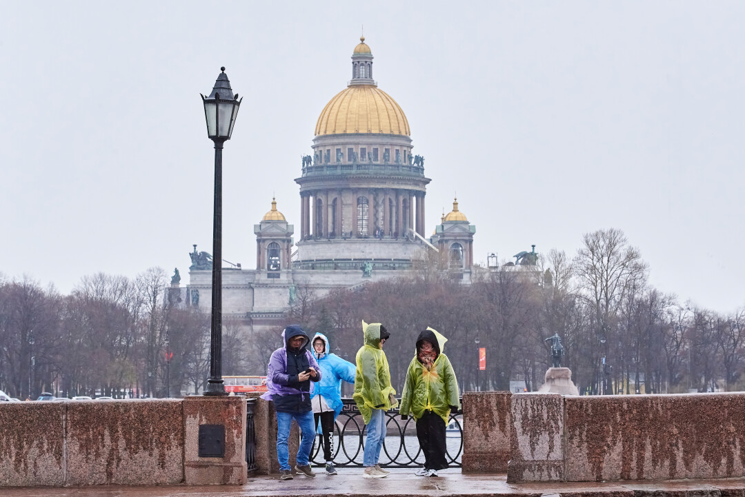 Погода в питере сейчас. Петербург днем. Погода в Питере. Жёлтый +шар Петербургской зимы. Жёлтый уровень опасности ветер.