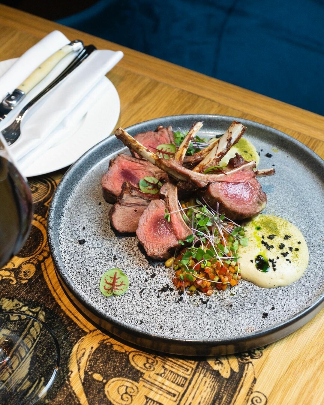 Каре новозеландского ягненка на углях с овощным тартаром и муссом из печеных баклажан