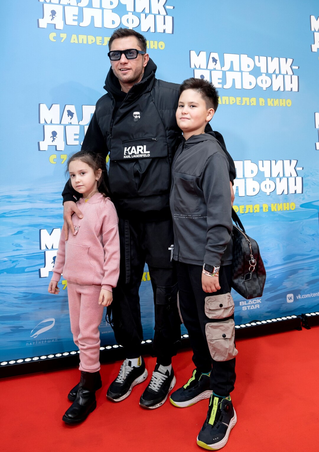 Павел Прилучный с детьми