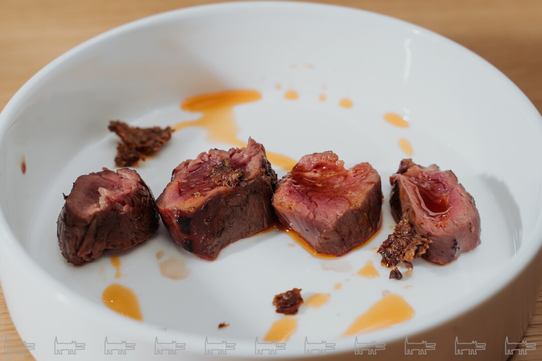 Вырезка оленя с маслом рамирос и солёным мхом