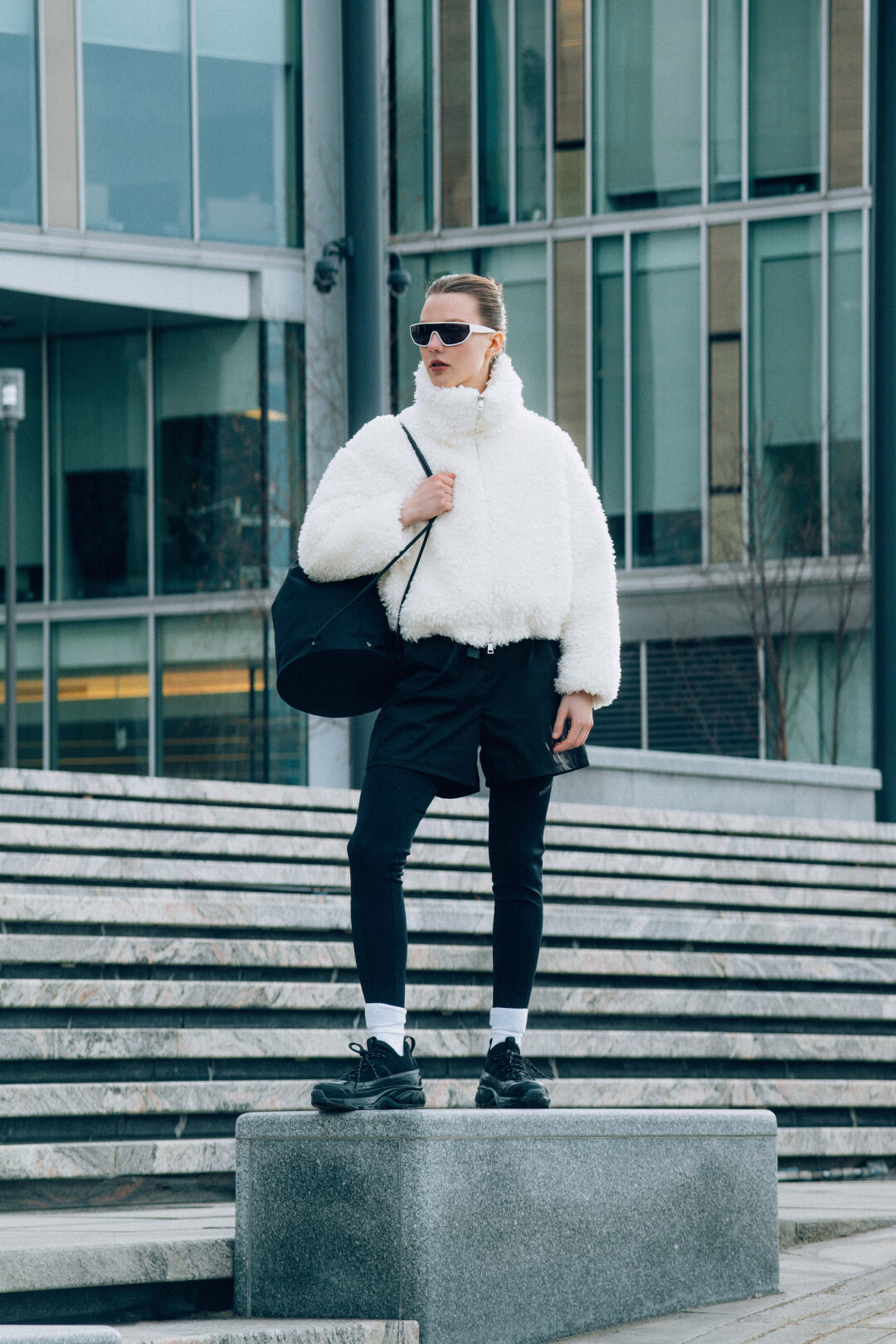 Куртка, шорты и легинсы Moncler, рюкзак The Row, очки Celine, кроссовки Burberry