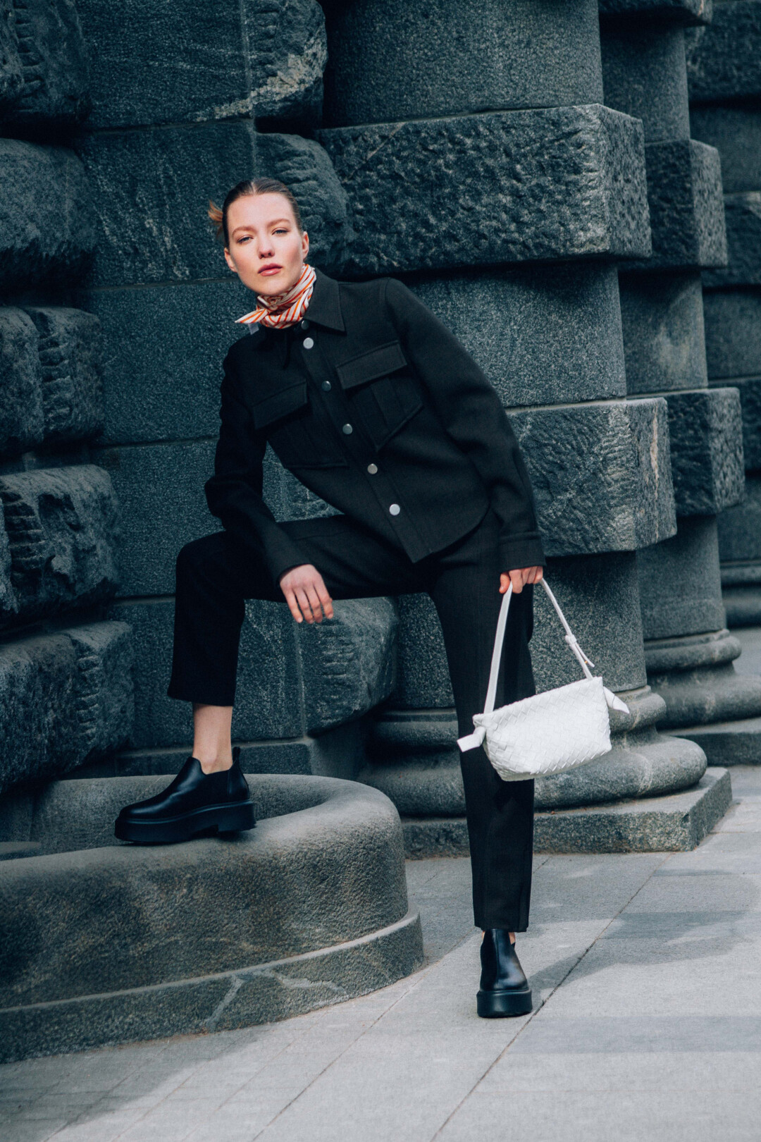 Рубашка, брюки и сумка Bottega Veneta, платок Totême, ботинки The Row