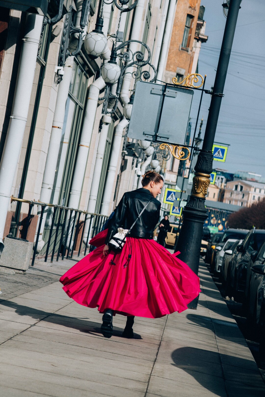 Куртка Acne Studios, платье и сумка Alexander McQueen, сапоги Ganni