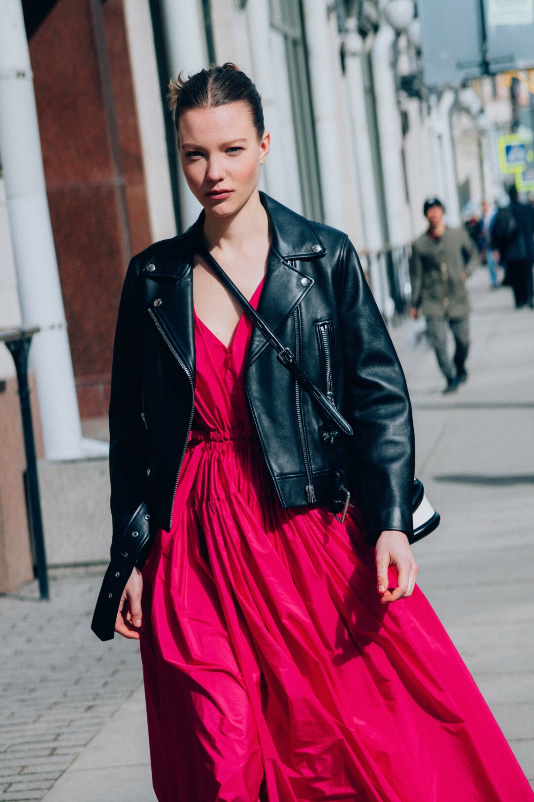 Куртка Acne Studios, платье и сумка Alexander McQueen