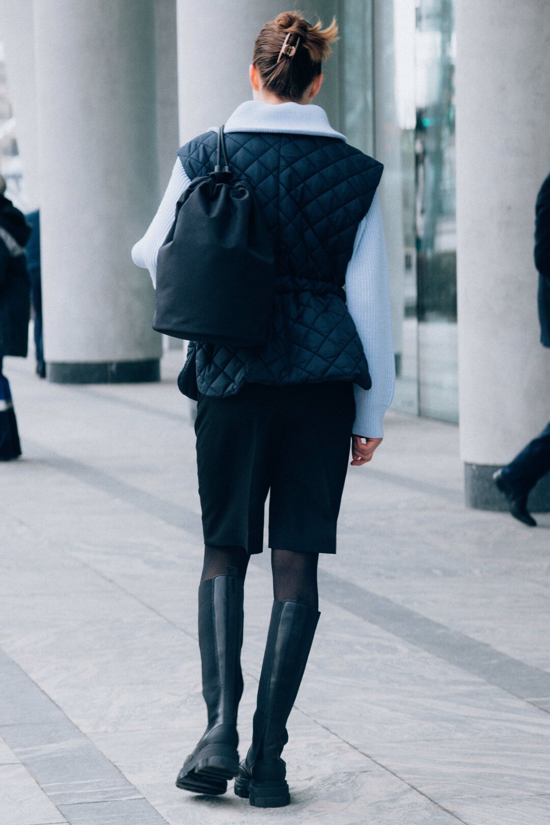 Свитер Jacquemus, шорты Acne Studios, жилет и сапоги Ganni, рюкзак The Row