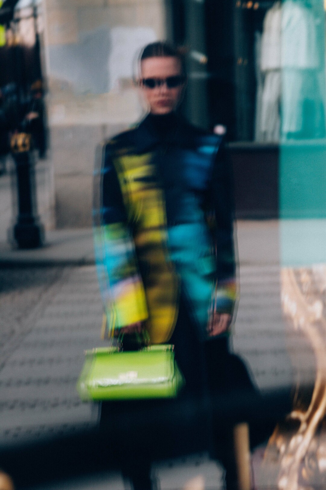 Водолазка и сумка Dolce & Gabbana, жакет и юбка Dries Van Noten, сапоги Bottega Veneta, очки Balenciaga