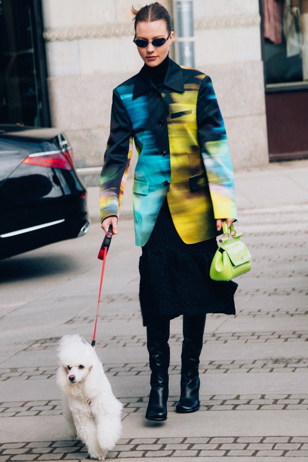 Водолазка и сумка Dolce & Gabbana, жакет и юбка Dries Van Noten, сапоги Bottega Veneta, очки Balenciaga