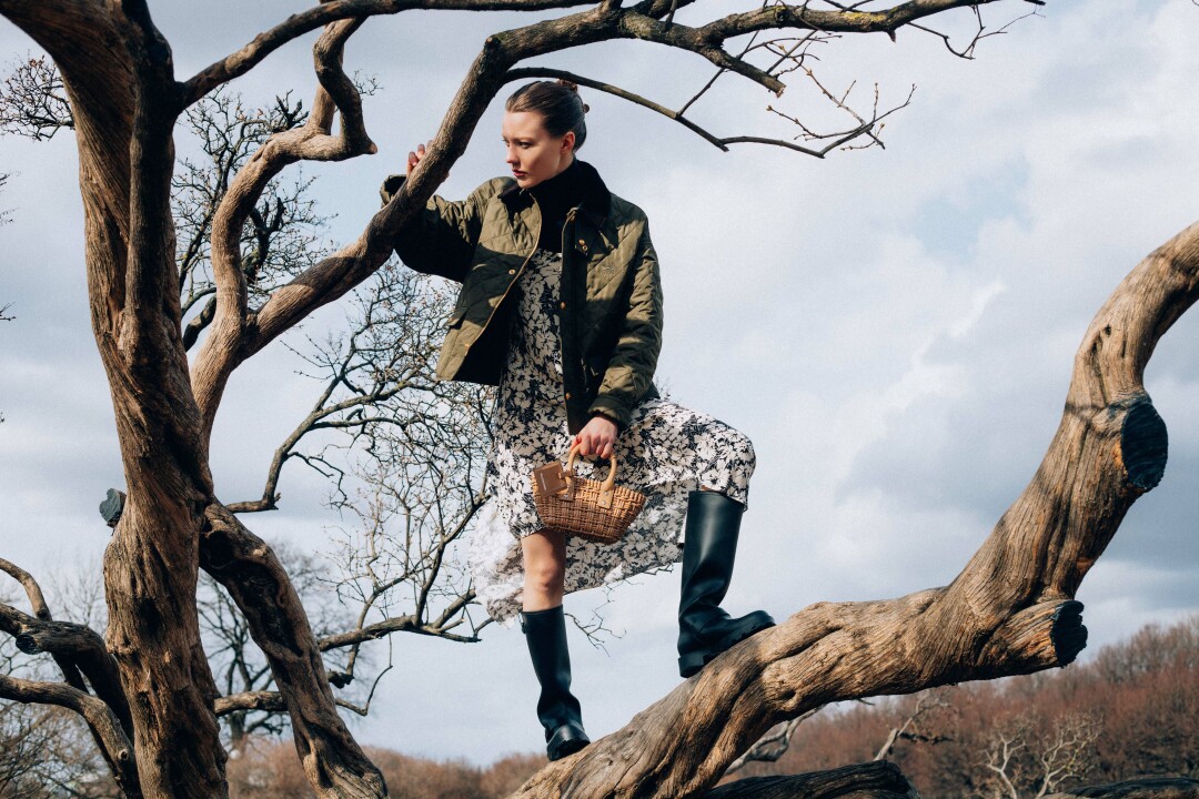 Куртка и платье Celine, водолазка Dolce & Gabbana, сапоги Jimmy Choo, сумка Balenciaga