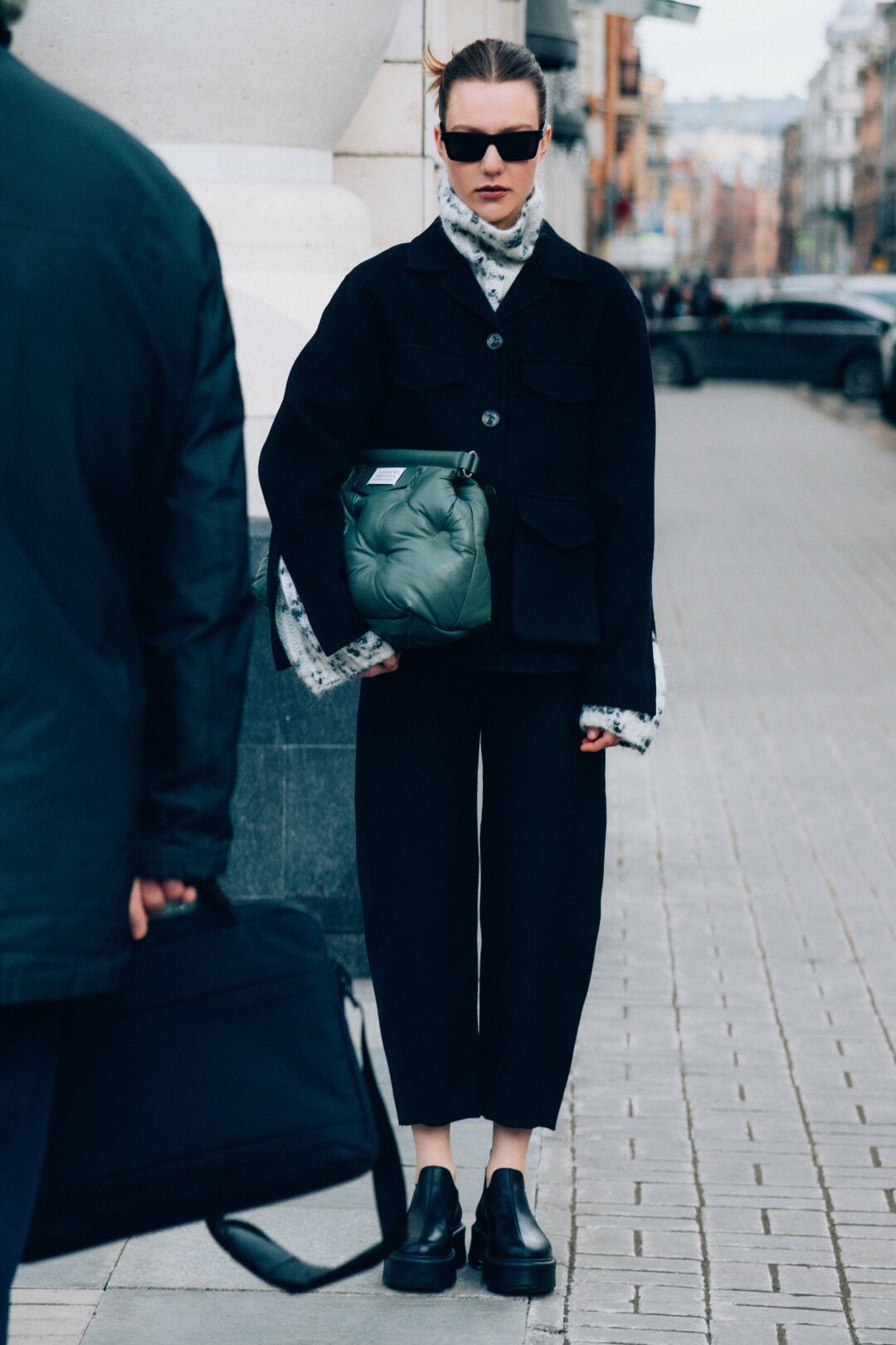 Свитер, куртка и брюки Totême, сумка Maison Margiela, ботинки The Row, очки Saint Lauren