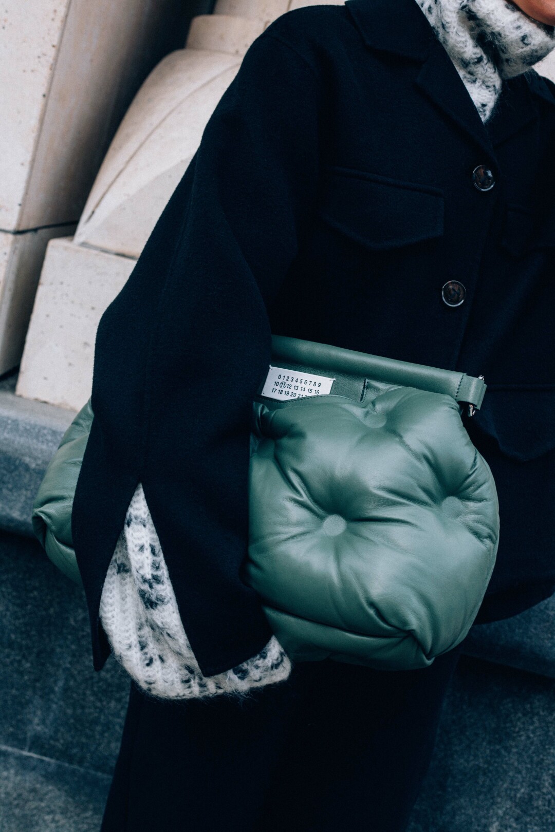 Свитер и куртка Totême, сумка Maison Margiela