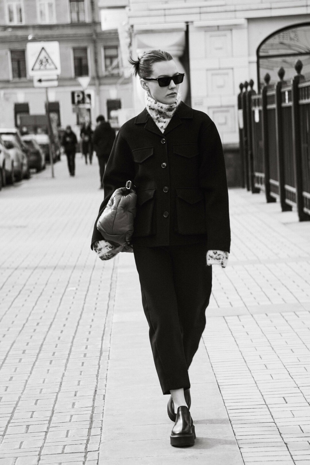 Свитер, куртка и брюки Totême, сумка Maison Margiela, ботинки The Row, очки Saint Lauren