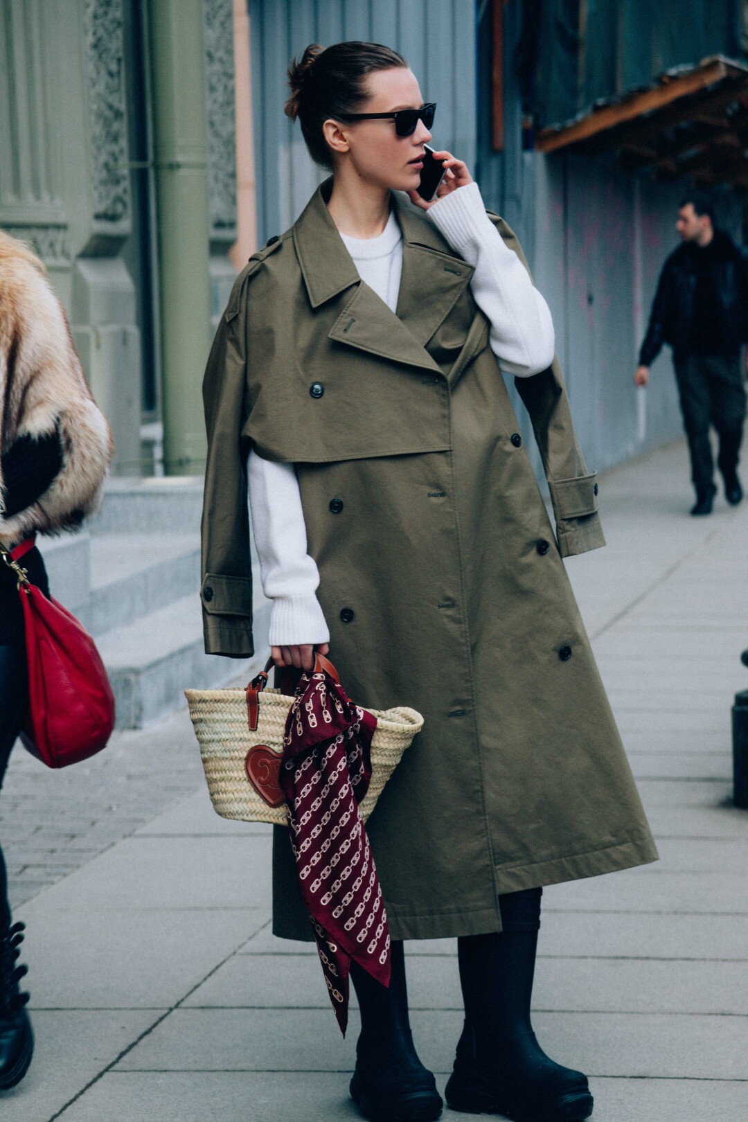 Тренч Totême, свитер Ami, сумка и платок Celine, очки Saint Laurent, сапоги Balenciaga