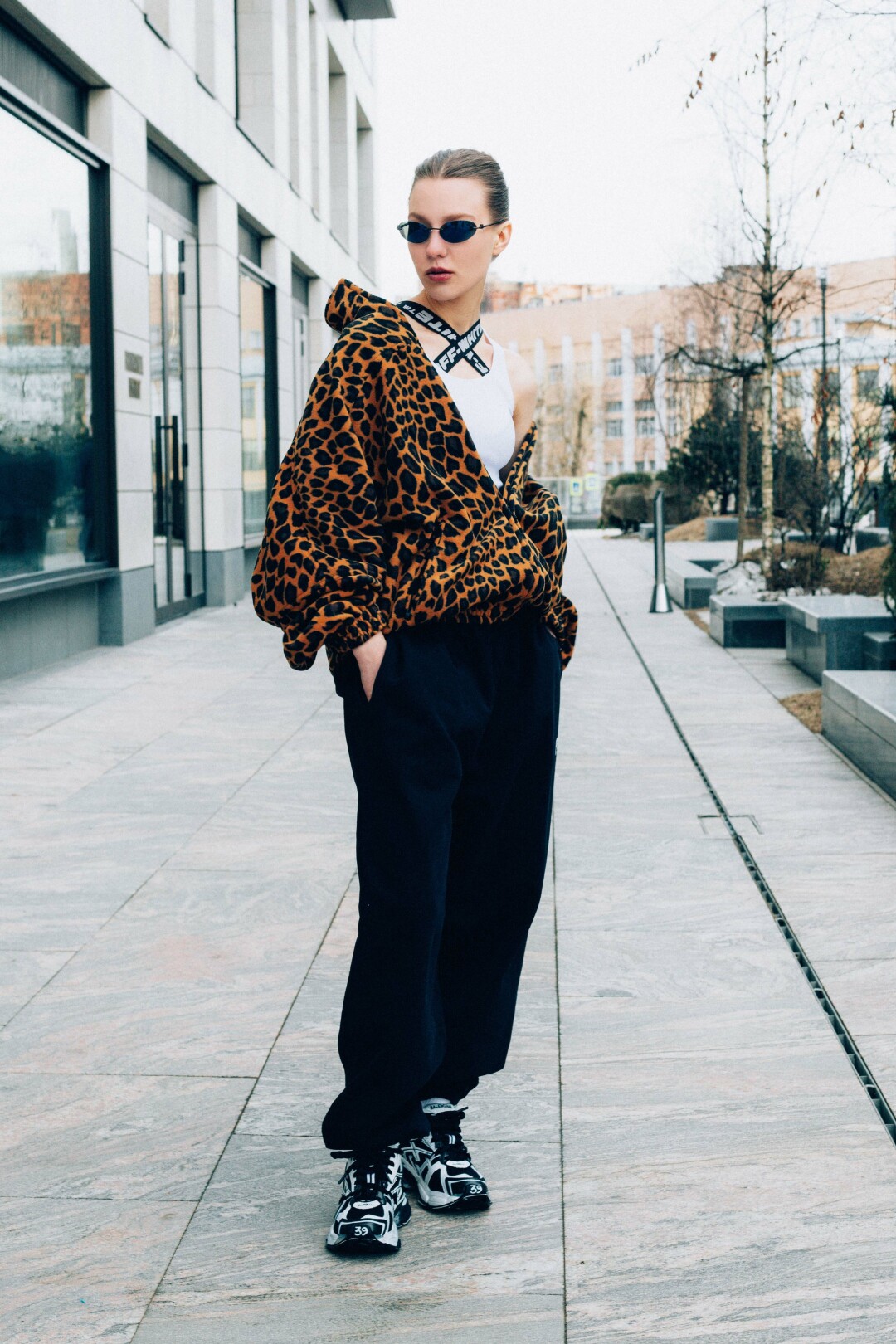 Майка Off-White, майка, куртка, брюки, кроссовки, очки Balenciaga