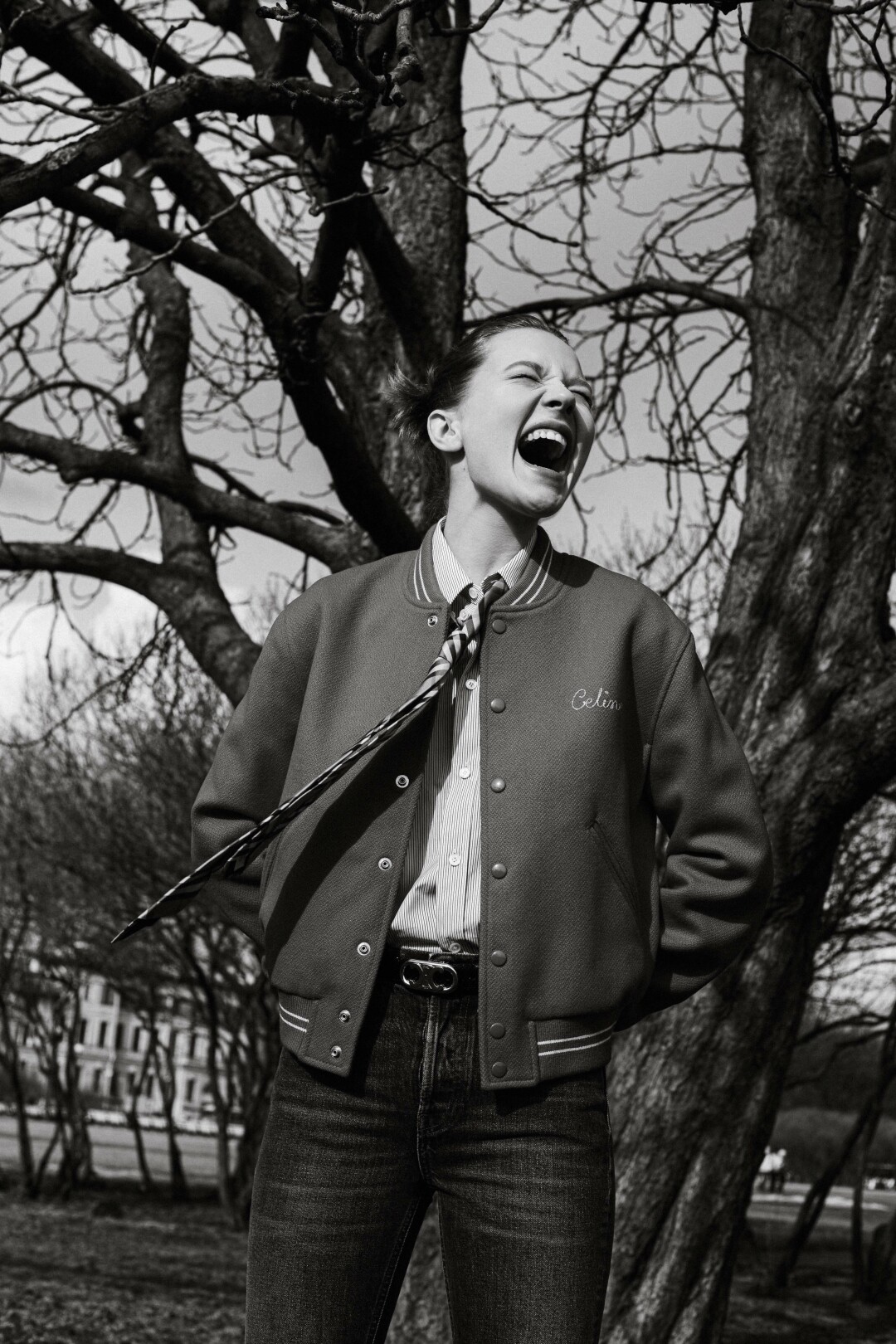 Блуза, бомбер и сумка Celine, галстук Burberry, джинсы Totême