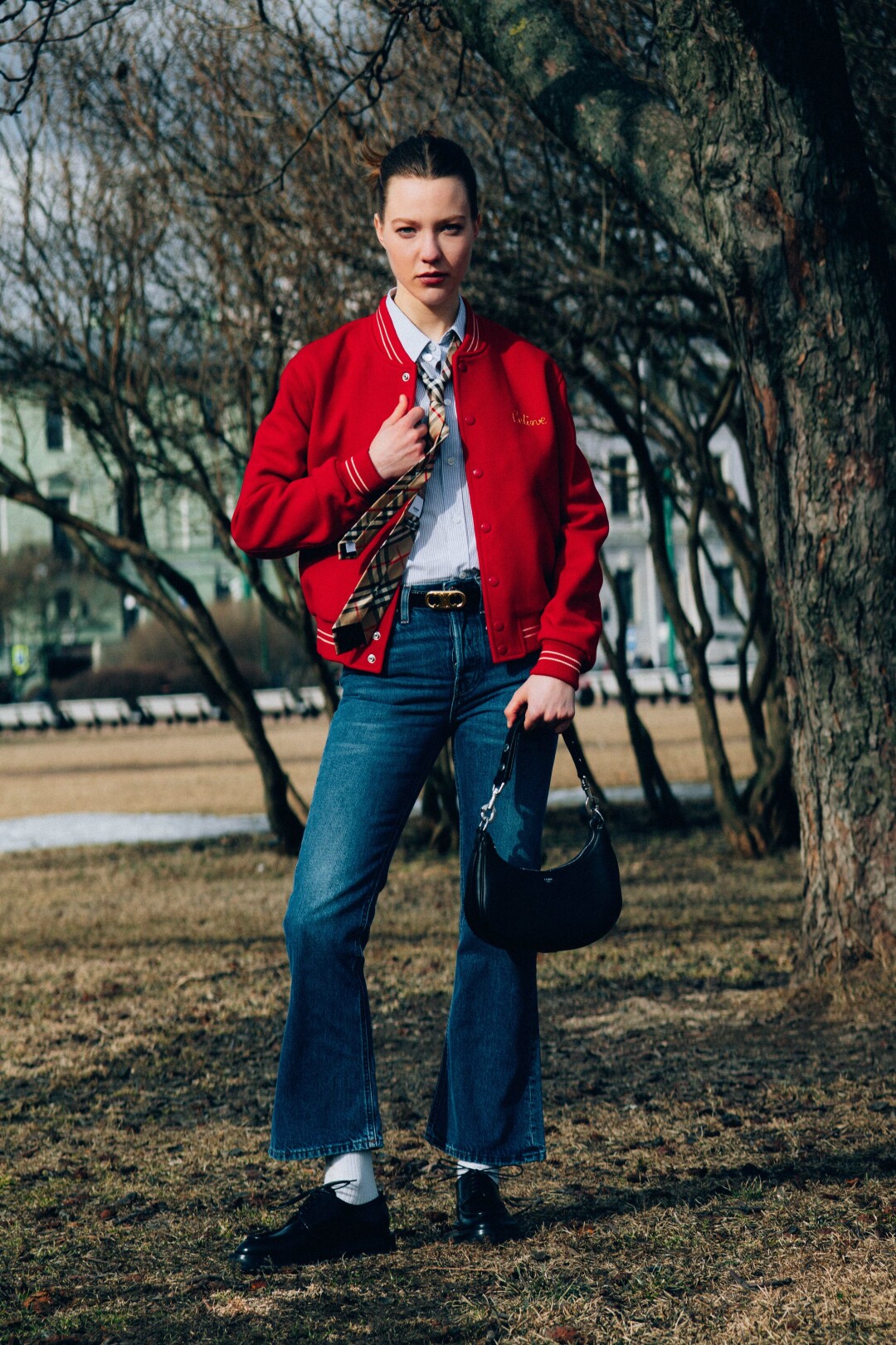 Блуза, бомбер и сумка Celine, галстук Burberry, джинсы Totême, туфли Santoni