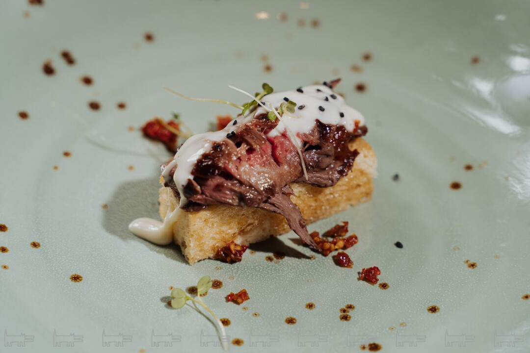 Бриошь с мачете и кремом из бри