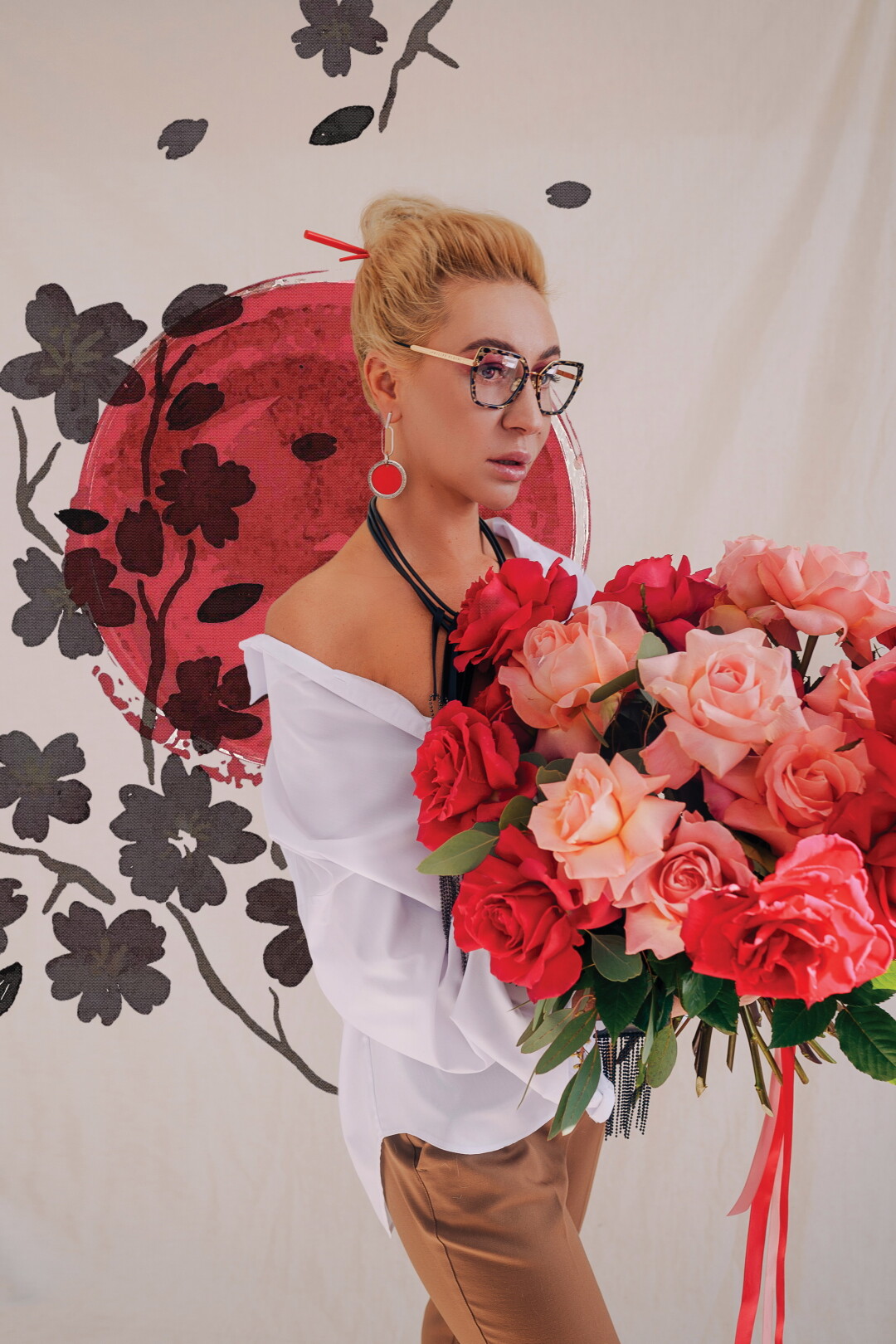 Мария Матвеева Серьги, колье, браслет GRANI Солнцезащитные очки Philipp Plein Оптика «Центр Зрения» Цветочная композиция Flowers Home