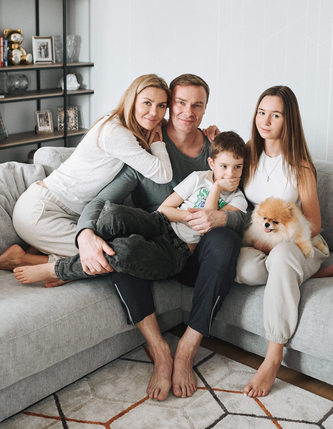 Тренер ХК «Салават Юлаев» Виктор Козлов с супругой Натальей и детьми