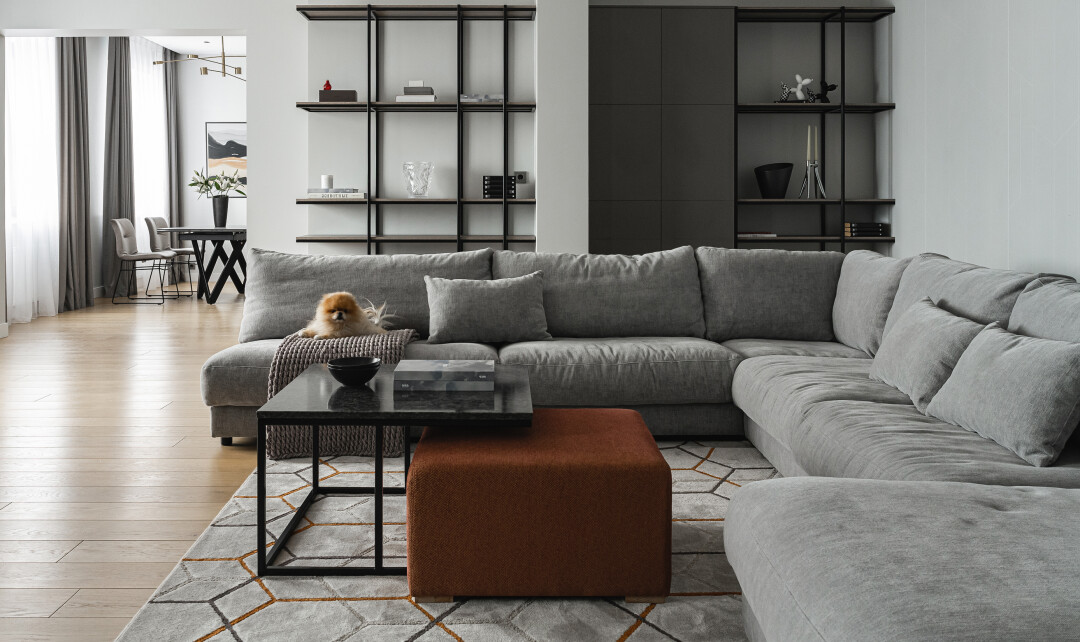 Просторный диван в гостиной – любимое место сбора всей семьи