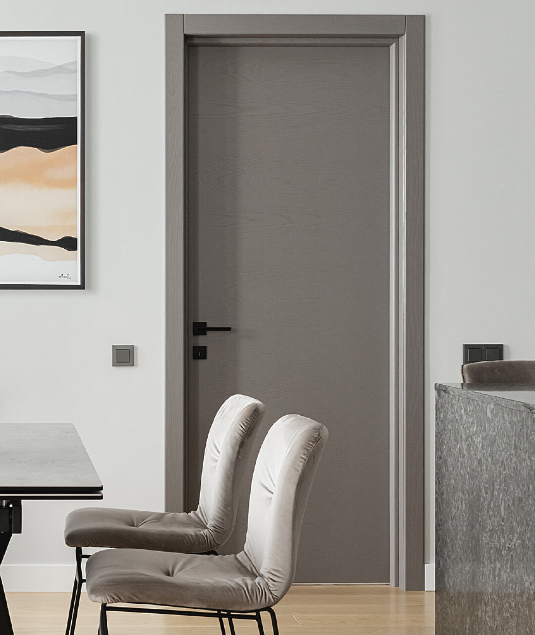 Стулья обиты велюром с декоративной строчкой