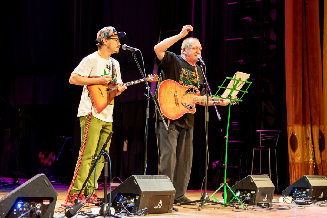 Русский писатель-фантаст и музыкант Юлий Буркин в дуэте с балалаечником Мирославом Кузляевым