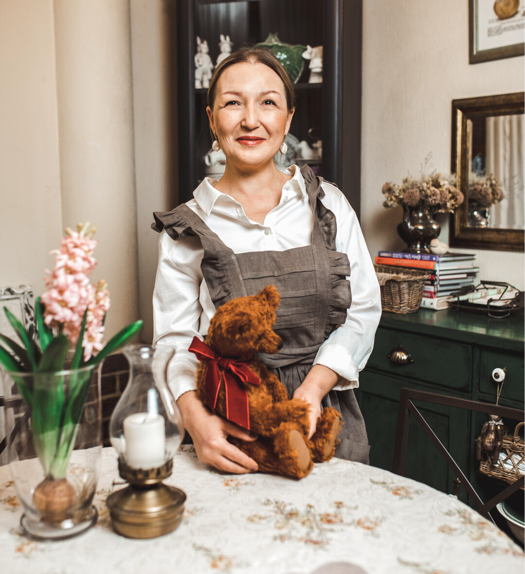 Лилия Хамаева с медведем своей работы