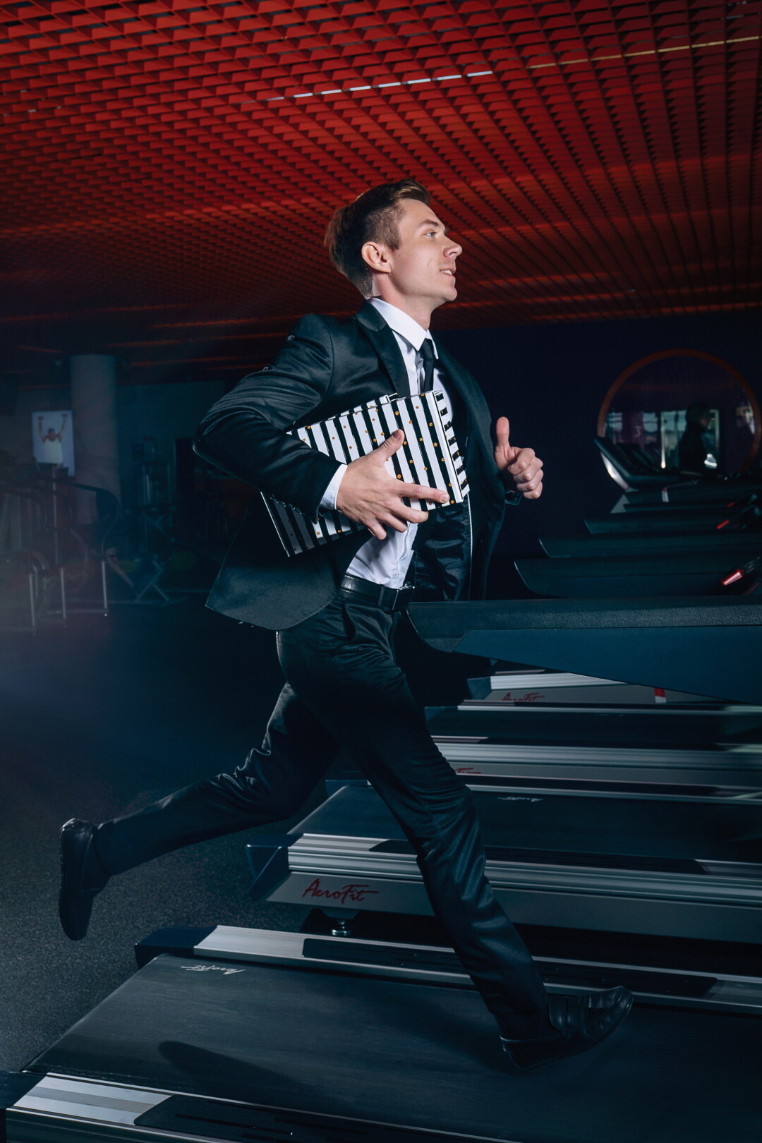 АРТУР ПОНОМАРЕВ, 26 ЛЕТ, БИЗНЕСМЕН Занятия спортом помогают реализовать себя в жизни и стать счастливым. Когда спорт приходит в твою жизнь, он