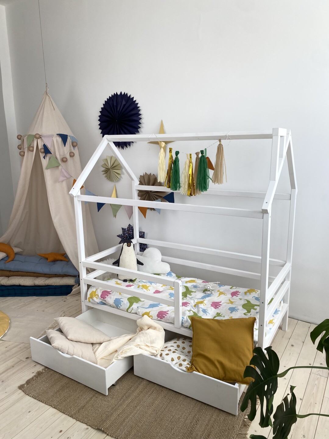 Кроватка «Домик», 10900 руб. Ящик для белья, 2500 руб./шт.