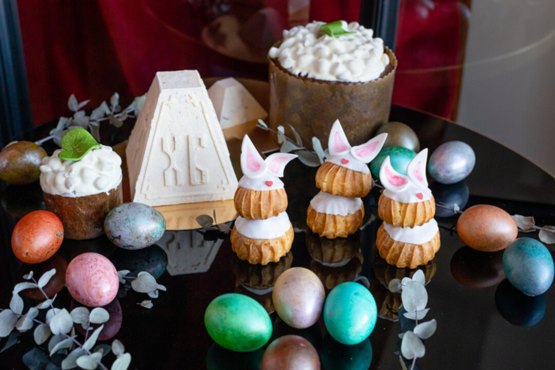 KUZNYAHOUSE Помимо фирменных куличей с орехами и белым шоколадом (470 г, 890 руб.), классической пасхи из фермерского творога (100 г, 250 руб