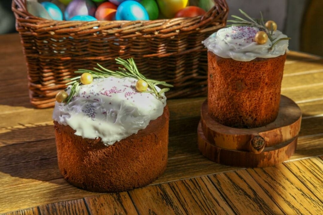 «Сыроварня» Кроме десятка расписных яиц можно купить куличи с изюмом, творогом и цукатами, украшенные розмарином (700 г, 800 руб.; 1.2 кг, 1300 руб.).