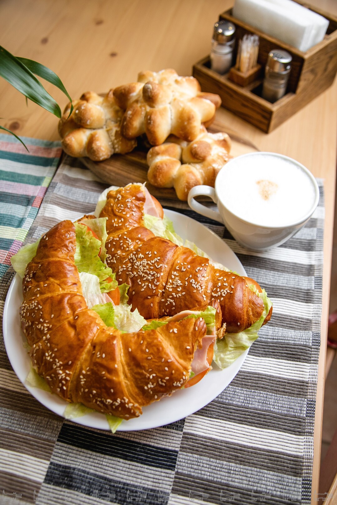 Круассан с ветчиной