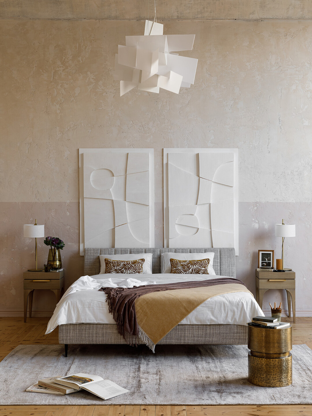 Изголовье украшено вертикальной простежкой, что добавляет строгости линий. За счет высоких конических ножек из металла кровать сохраняет визуальную