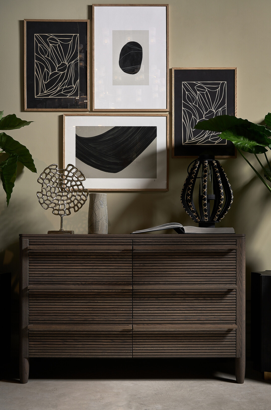 Прикроватные и телевизионные тумбы, консоли, комоды, журнальные столики, письменный и обеденный столы серии выполнены из темного дуба, за счет чего